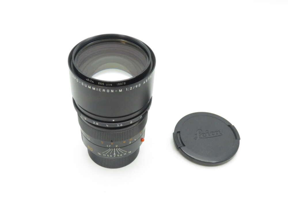 IMG_1553 Leica Summicron-M 1:2/90 ASPH lens with detached lens cap.