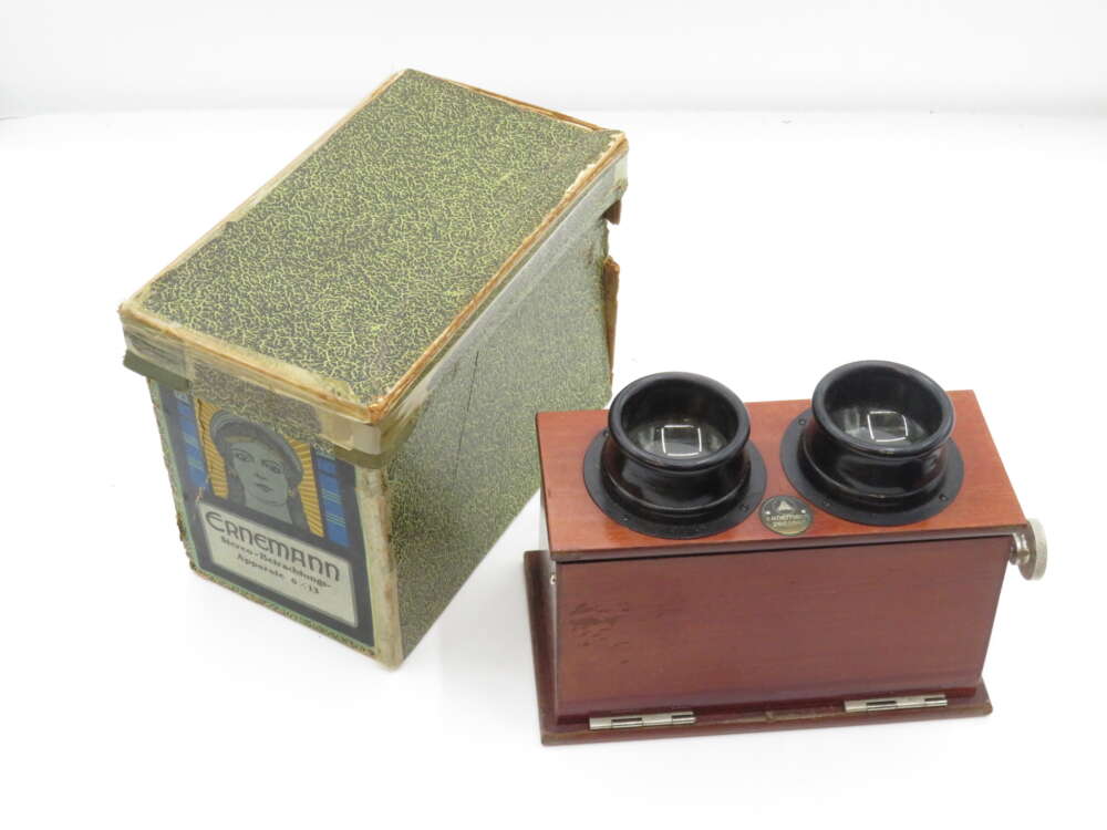IMG_3002 Vintage Ernemann stereo viewer with a textured green box featuring a vintage illustration and logo.