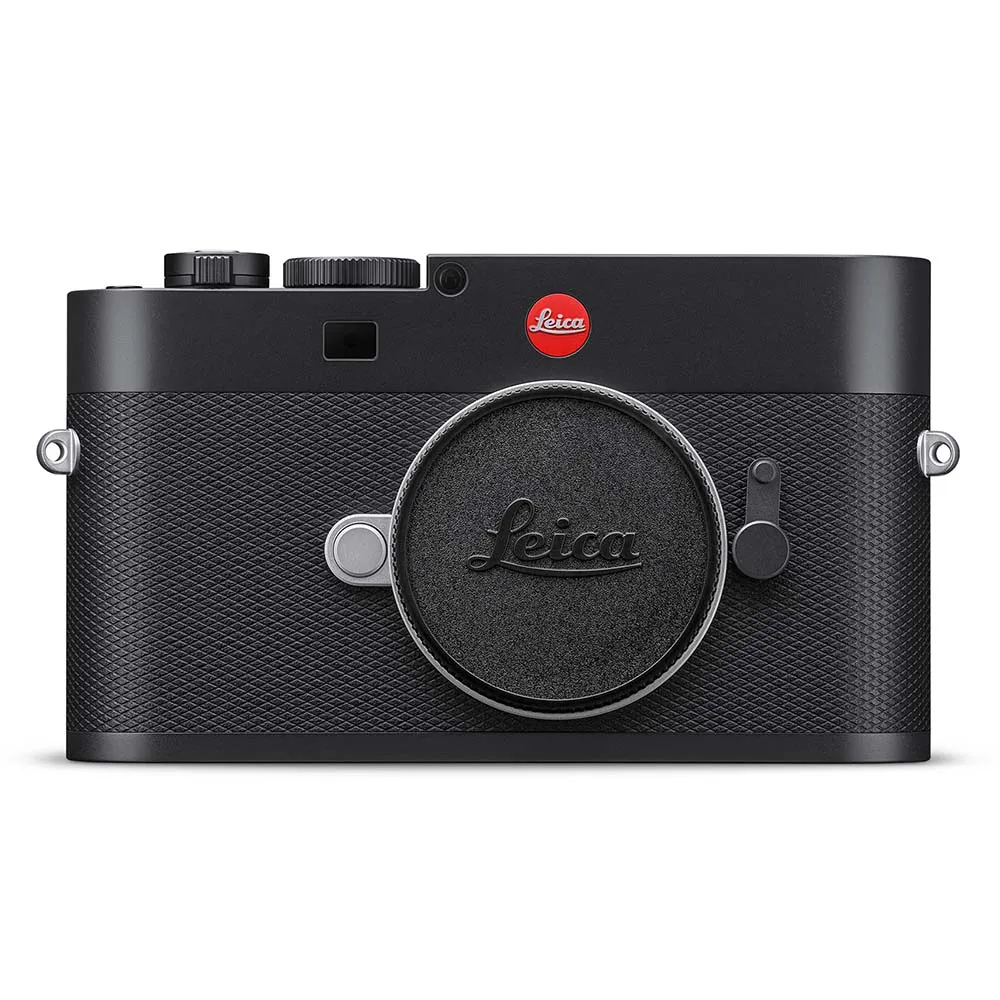 20229.tag.0 Front view of a Leica camera with a textured black body and a red logo, featuring a round lens cap with the Leica name on it.