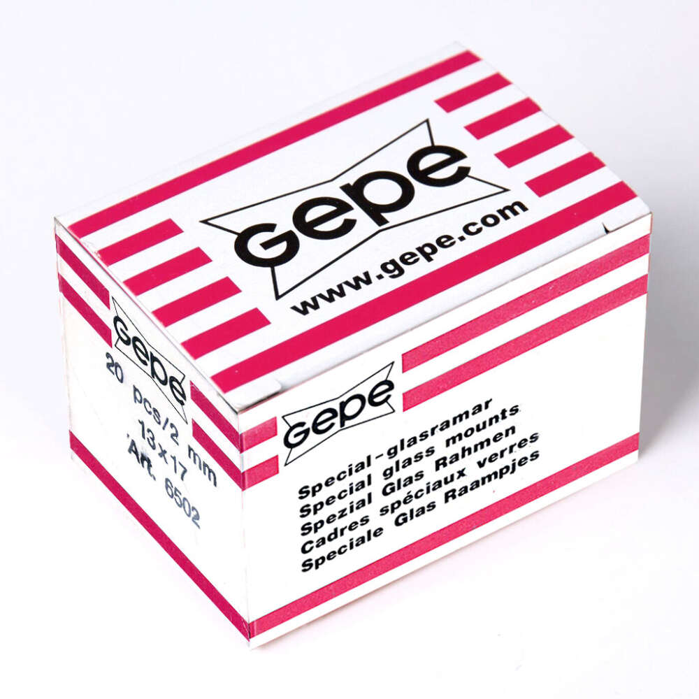 gepe-telaio-dia-vetro-antinewton-diapositive-13x17-02 A box of Gepe special glass mounts featuring a white background with red stripes and text, including the brand name 'gepe' and the website 'www.gepe.com.' The sides list product details like '20 pcs/2 mm' and '13 x 18,' as well as item number 'Art. 6502.'