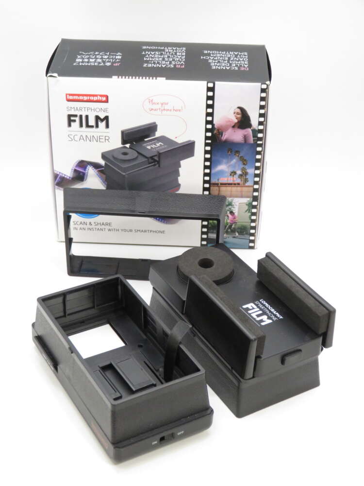 IMG_3936 A smartphone film scanner with its packaging, showing the device for digitising film using a phone camera.